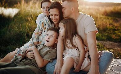 Батьки і троє дітей на природі, ілюстративне фото