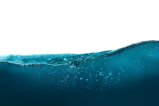Вчені з'ясували, що рідини здатні розпадатися на частини подібно до твердих об'єктів
