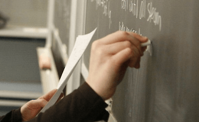 Пенсия за выслугу лет для учителей в 2026 году: кто имеет право и какие условия