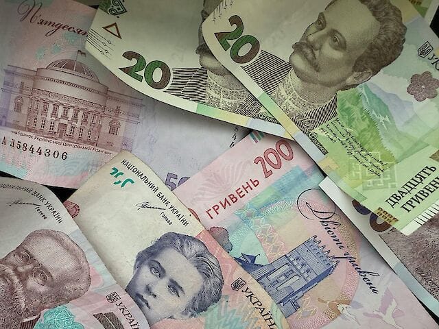 Які зарплати отримують чиновники в Україні, розповіли в Мінфіні