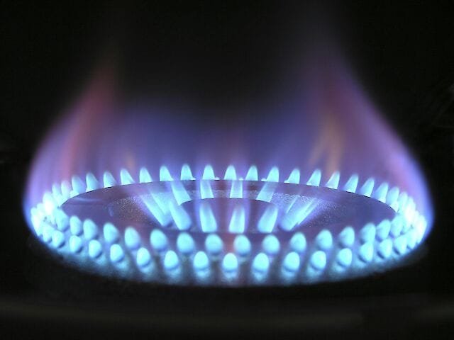 Чому платіж за доставку газу нараховують навіть без споживання, коли борг може дійти до суду