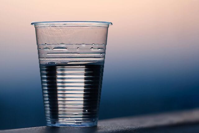 Учені придумали новий спосіб ефективно очищати воду від мікропластику