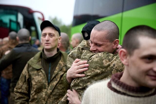 В Україну повернулися захисники Азовсталі: деталі обміну полоненими "1000 на 1000"