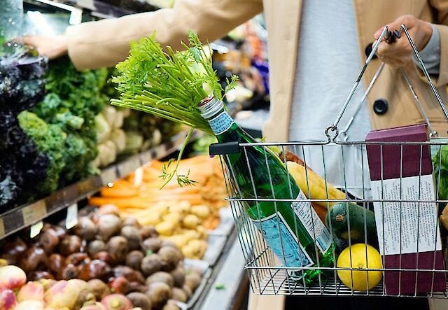 Продуктовий кошик в Україні може влітку подорожчати до 25%: три сценарії