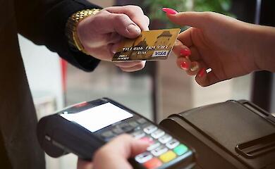Великі покупки в ЄС стануть складнішими: продавці перевірятимуть покупців