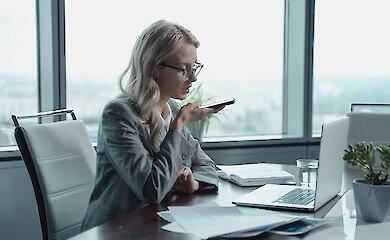 Google представила штучний інтелект для безперервного перекладу розмов десятками мов. Ілюстративне фото