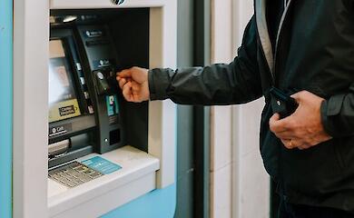 Польські картки працюють в Україні, але зняття готівки обходиться дорожче через комісію. Ілюстративне фото