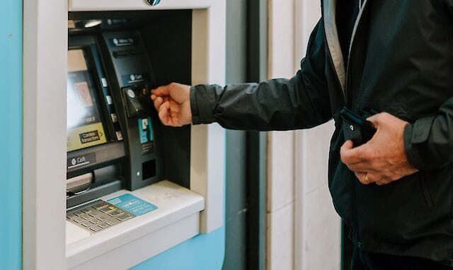 Зняття готівки з польських карток в Україні: комісії, конвертація та приховані списання банків