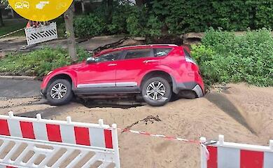 Прорыв водопровода в Киеве: на улице Ушакова автомобиль провалился под асфальт