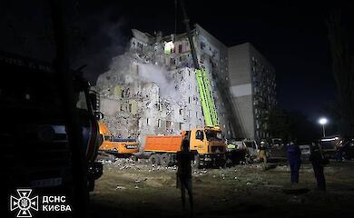 Число погибших после массированной атаки РФ на Киев возросло до 30, спасатели продолжают разбор завалов