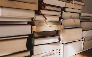Почему мы покупаем книги и не открываем их: исследовательница объяснила феномен