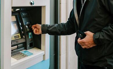 Замороження рахунку неможливо скасувати самостійно через банк. Ілюстративне фото