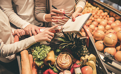 Каковы цены на базовые продукты в популярных супермаркетах