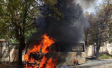 У Нікополі після атаки окупантів згорів автобус, загинув водій
