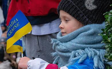 Ребенок с флагом Украины