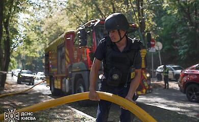 Київ, 27 серпня 2026 року, рятувальники ліквідують наслідки російської атаки