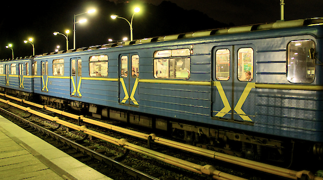 Киян закликають платити з метро під час тривог. Містяни кажуть, що робили так до підвищення тарифів