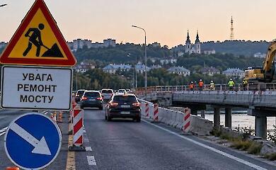 Ремонт моста и движение автомобилей по суженной дороге