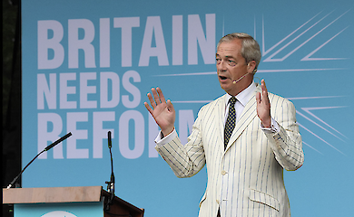 Найджел Фараж выступает на митинге партии Reform UK в Траго-Миллс, Девон, 2024 год