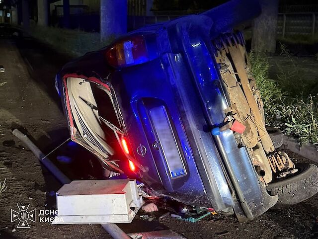 У Києві автомобіль впав з мосту. Водій загинув
