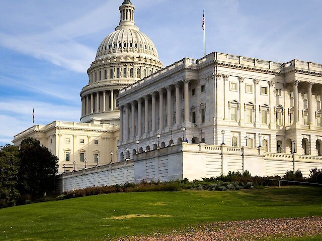 У США схвалили законопроект про санкції проти країн, які закуповують російську нафту
