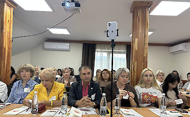 Низькі зарплати та перевантаження: медики з різних регіонів обговорили, як захищати свої трудові права
