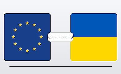 Флаги Европейского союза и Украины как иллюстрация переговоров о вступлении Украины в ЕС