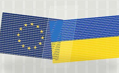 Флаги Украины и Европейского союза как иллюстрация переговоров о вступлении Украины в ЕС