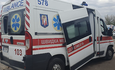Поврежденная из-за обстрела машина скорой помощи