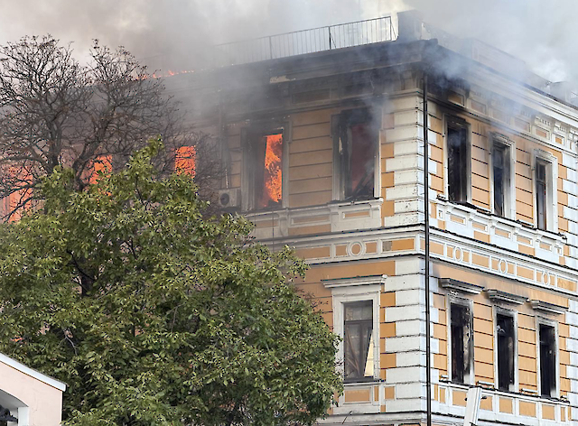 У Києві після атаки БпЛА загорілась будівля Національної академії наук