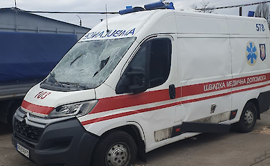 Разбитая машина скорой помощи в Киеве после российской атаки в апреле 2026 года