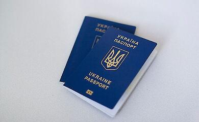 Старі паспорти треба міняти, але не всім