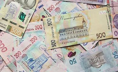 Українські банкноти різних номіналів, розкладені поруч
