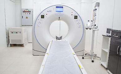 Томограф с выдвижным столом в пустом кабинете медицинской визуализации