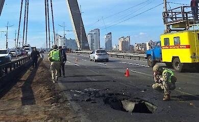 Удар безпілотника по Північному мосту в Києві &mdash; пошкоджено дорожнє покриття, жовтень 2026 року