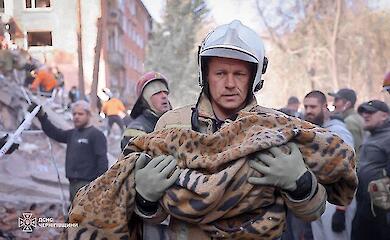 Прилуки, 7 жовтня 2026 року. Рятувальник несе на руках дитину, яку витягли з-під завалу житлового будинку