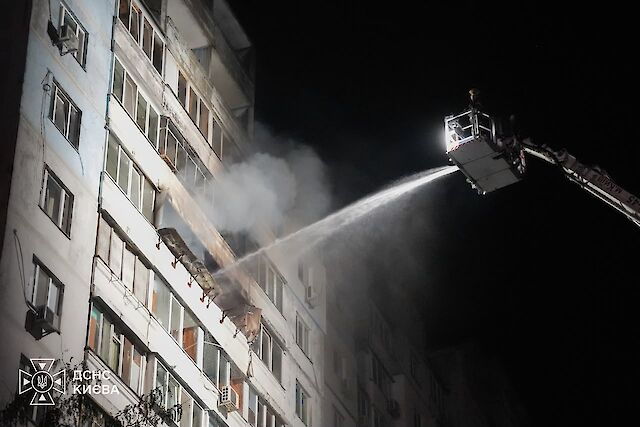 Російський дрон влучив у багатоповерховий будинок у Києві: є загиблі, серед постраждалих — діти