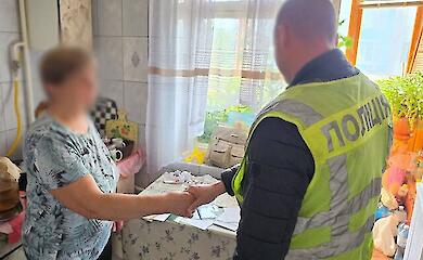 В Киеве полиция вернула пенсионерке забытую в автобусе сумку с миллионом гривен