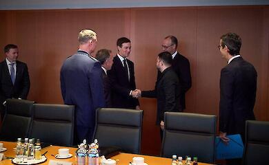 Джаред Кушнер тисне руку Володимиру Зеленському. Переговори в Німеччині щодо завершення війни в Україні