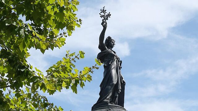 Від блокад ліцеїв до погромів: 8 запитань про протести у Франції та Європі