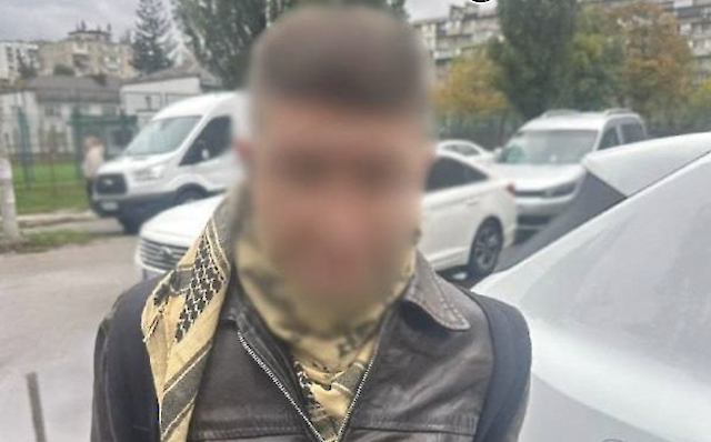 У Києві чоловік підпалив двері квартири знайомої через суперечку за гроші