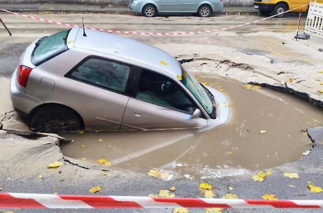 У Києві автомобіль провалився під асфальт через прорив водопроводу