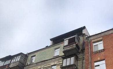 В Киеве на крыше многоэтажки появилась очередная надстройка