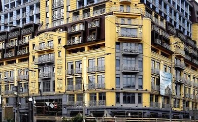 В скандально известном столичном "доме-монстре" продают квартиры