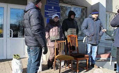 Шахтеры из-за невыплат зарплат приковали себя к канистрам с бензином