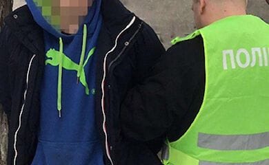 У Києві чоловік пограбував неповнолітнього