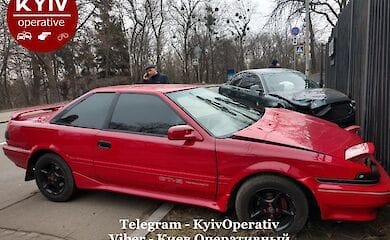 В столице автомобили врезались в забор ресторана