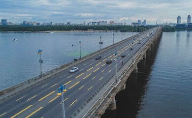 На мосту імені Патона в Києві вводять нову схему дорожнього руху