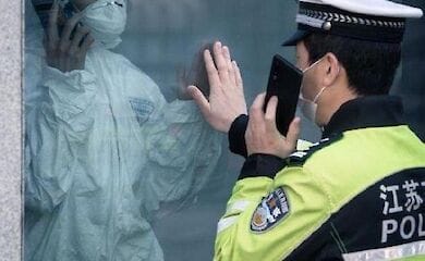 Таксист в Китаї оригінально захистився від коронавіруса