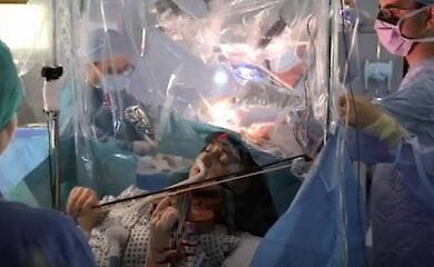 Пациентка во время удаления опухали на мозге играла на скрипке